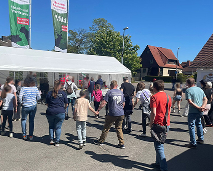 Gute Laune und strahlender Sonnenschein beim Maibaumfest